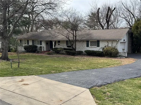 8724 Aberdeen St, Leawood, KS 66206