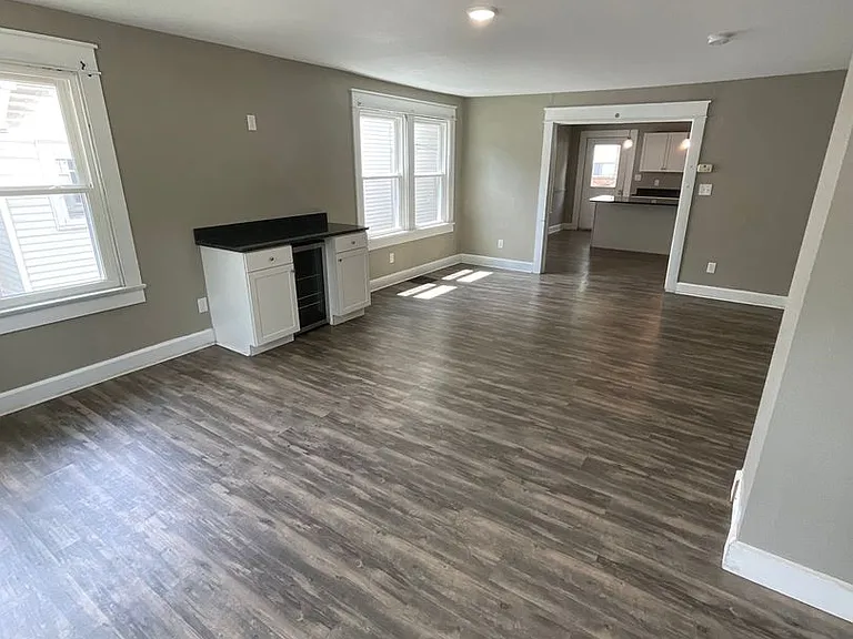 407 N Dunn St — Photo 2