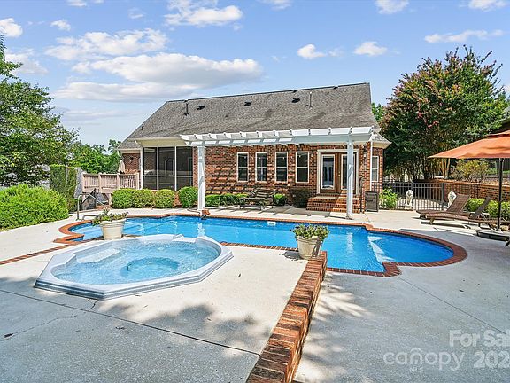 3rd image of 2706 Greenmont Cir
