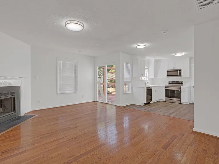 453 Waverly Pl — Photo 24