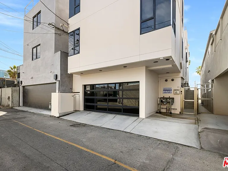 3007 Ocean Front Walk — Photo 32