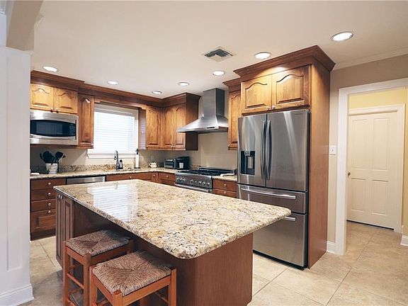 4th image of 106 Donelon Dr