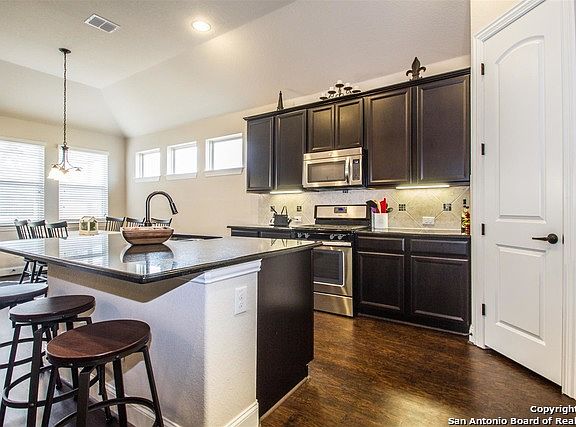 4th image of 225 Parkview Ter