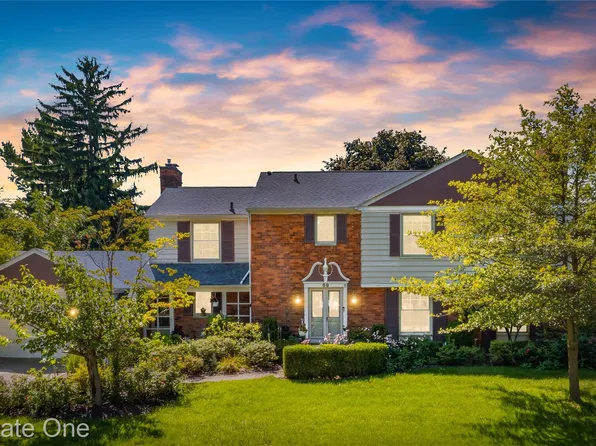 69 Willow Tree Pl, Grosse Pointe Shores, MI 48236