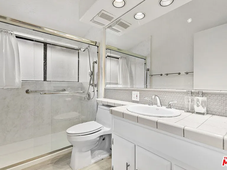 6742 Sunny Brae Ave — Photo 32