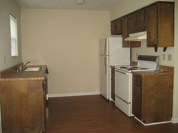 2nd image of 2529 Hilltop Cir APT 2