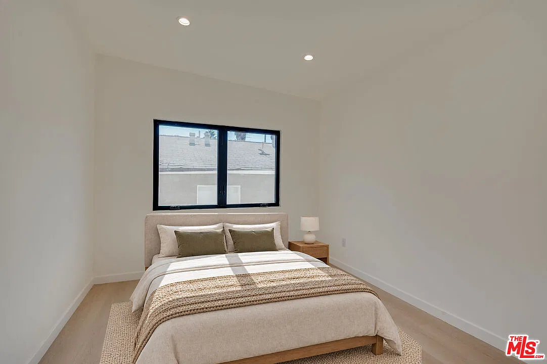 2 bed, 1.0 bath, 895 sqft, $4,950 — Photo 2