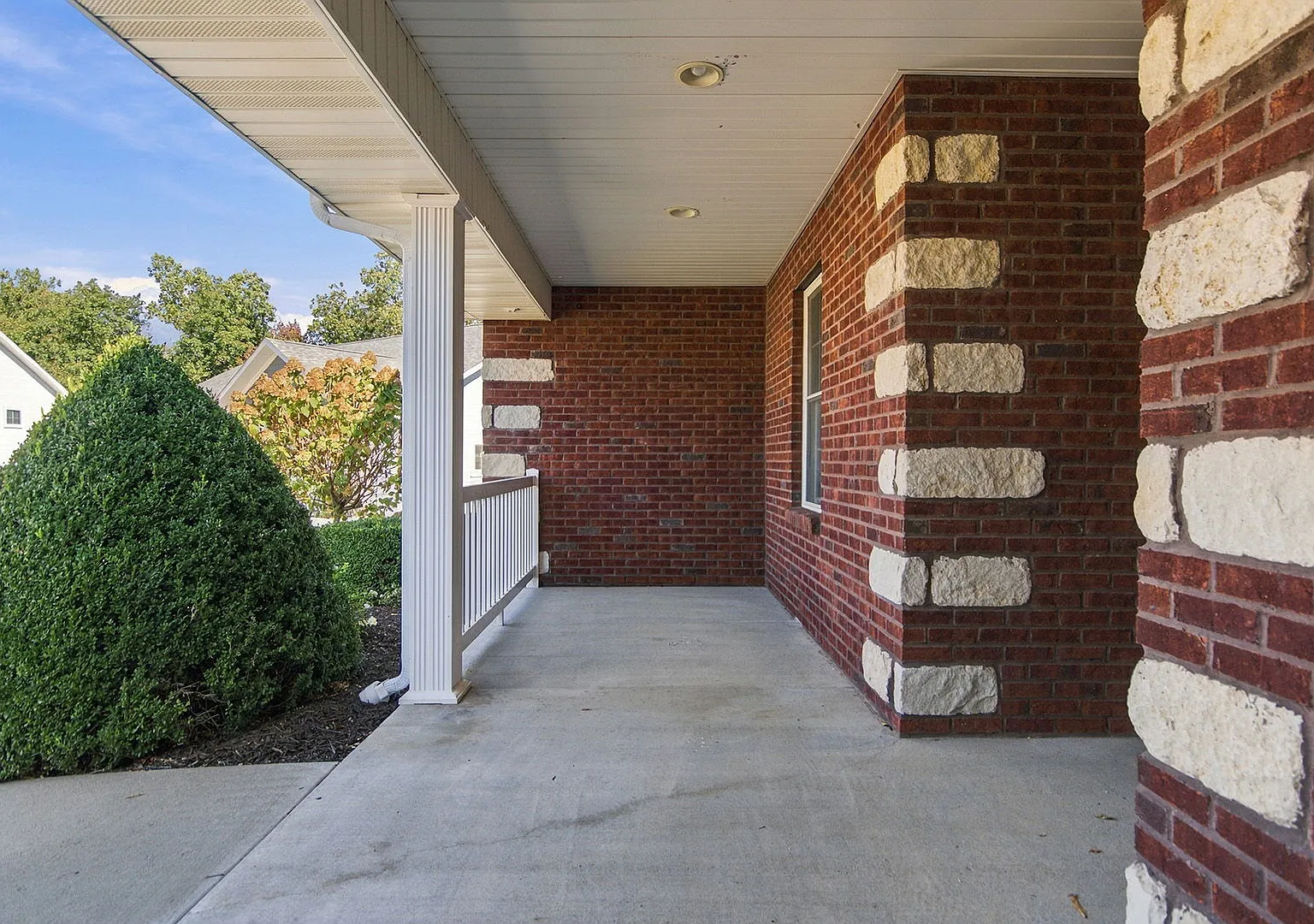 3 bed, 2412 sqft, $2,600 — Photo 2