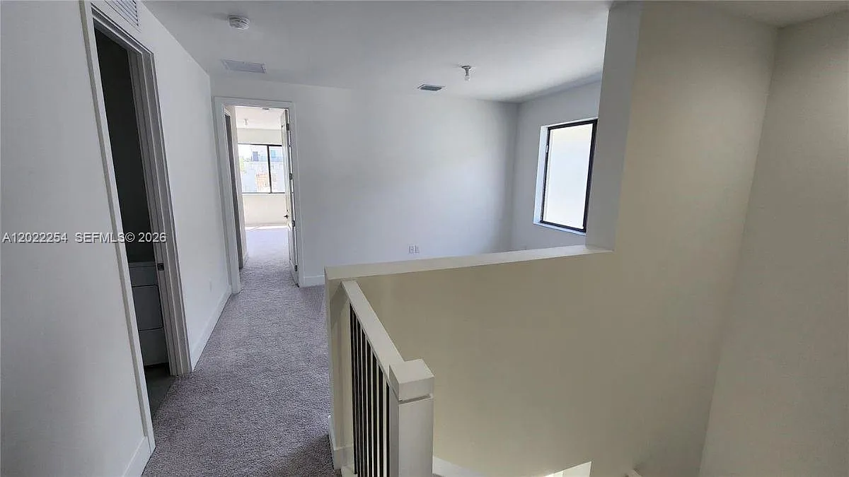 4 bed, 3.0 bath, 2374 sqft, $5,980 — Photo 4