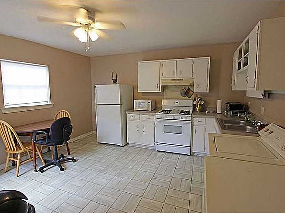 3rd image of 230 Bermuda St APT C