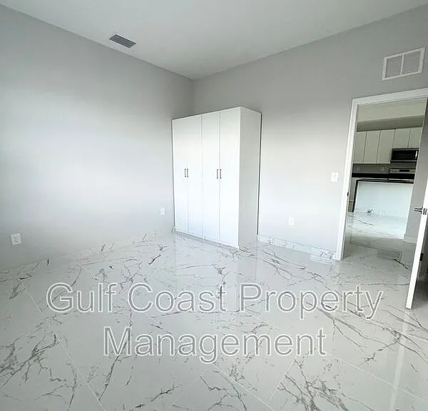 2216 NE 10th Pl — Photo 22