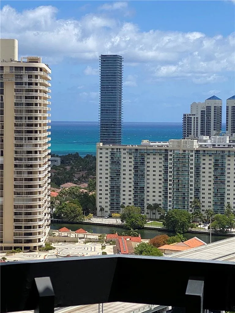 2 bed, 2.0 bath, 1353 sqft, $3,600 — Photo 2