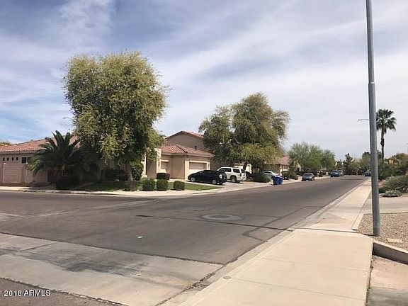 3rd image of 904 E San Carlos Way