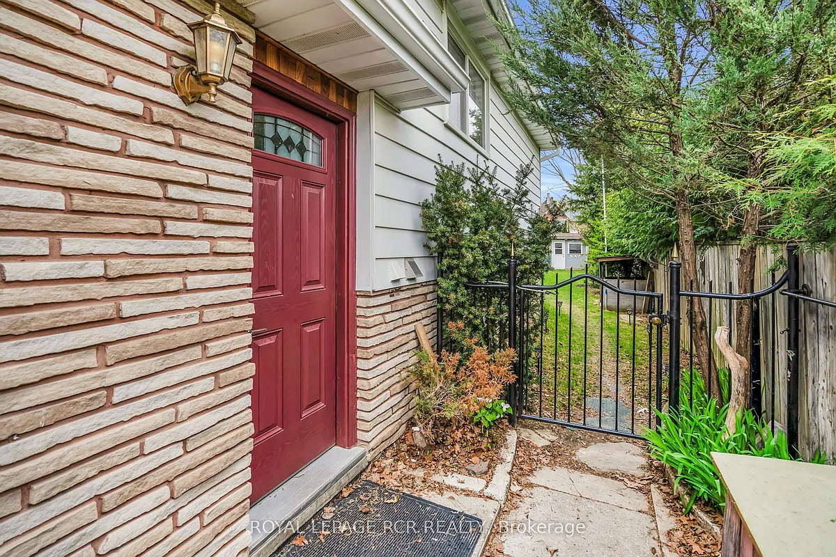 Building Photo - 126 Nelson St W #A