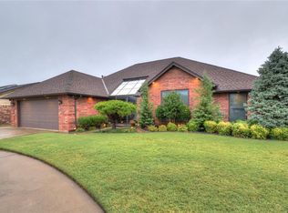 400 S Ramblin Oaks Dr, Moore, OK 73160