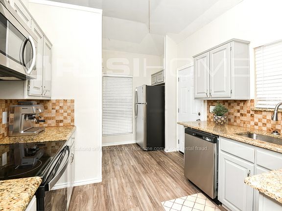3rd image of 1744 Creekbend Dr