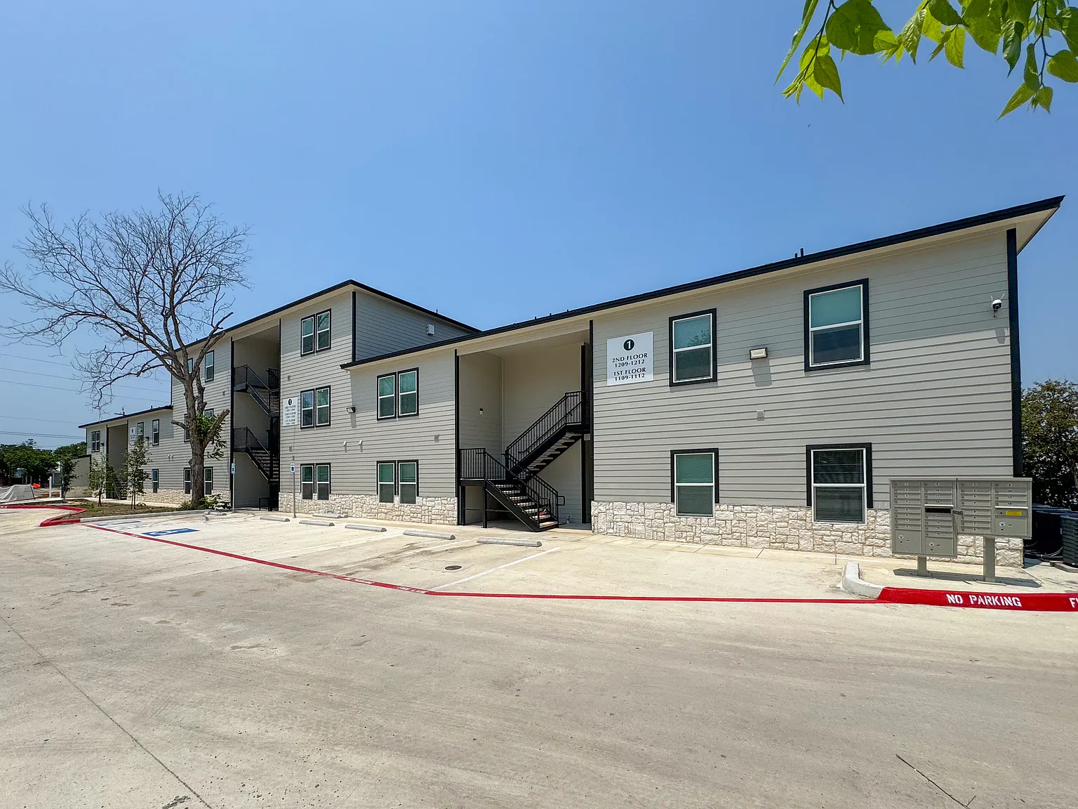 2 bed, 827 sqft, $1,095 — Photo 1