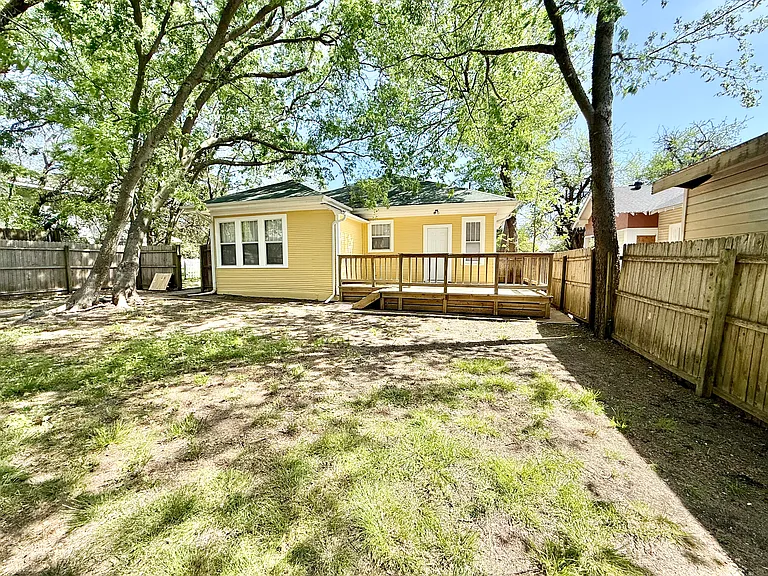 1201 E Lamar St — Photo 44