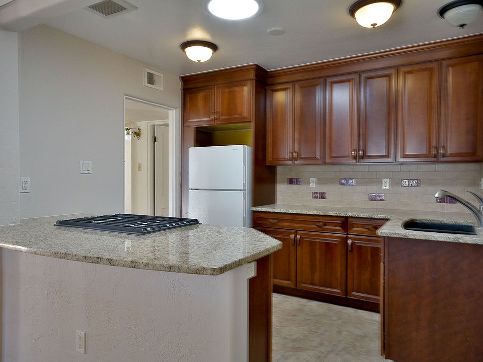 1st image of 909 Palomas Dr SE