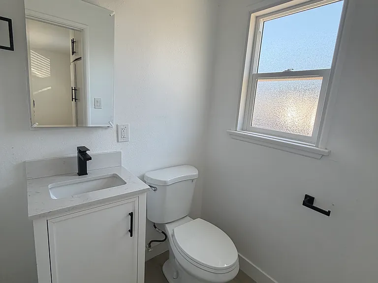 1512 W 5th St #A — Photo 2