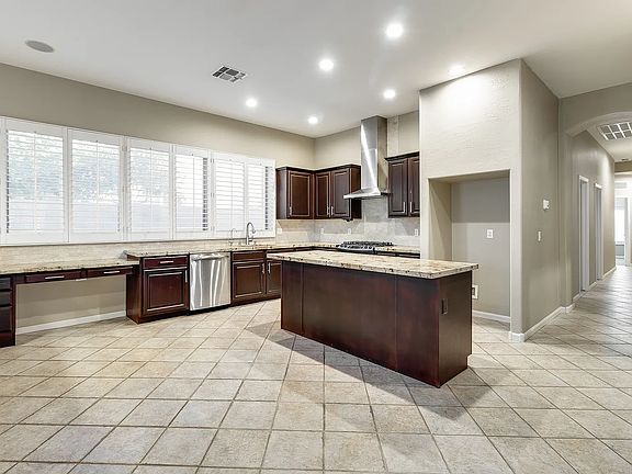 4th image of 732 W Raven Dr