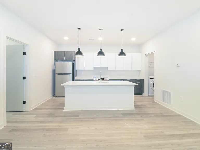 240 Martha Dr #110 — Photo 4