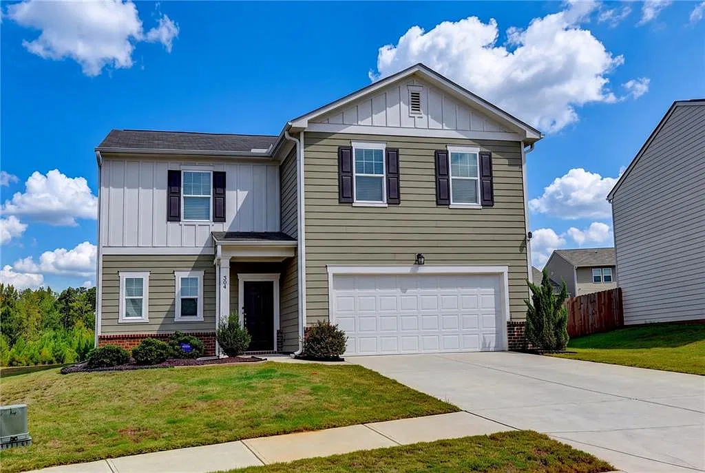 5 bed, 2.5 bath, 2302 sqft, $2,400 — Photo 2
