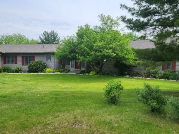 1814 Hickory Ln, Dixon, IL 61021