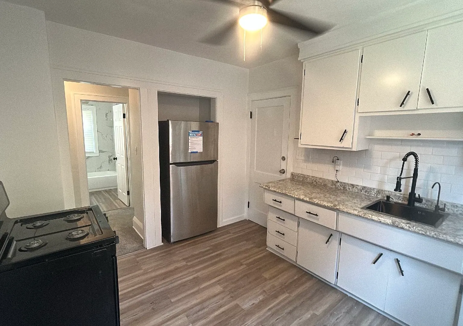 2 bed, 1.0 bath, 750 sqft, $1,300 — Photo 2