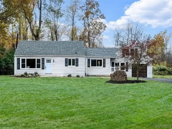 4490 W Overlook Dr, Williamsville, NY 14221