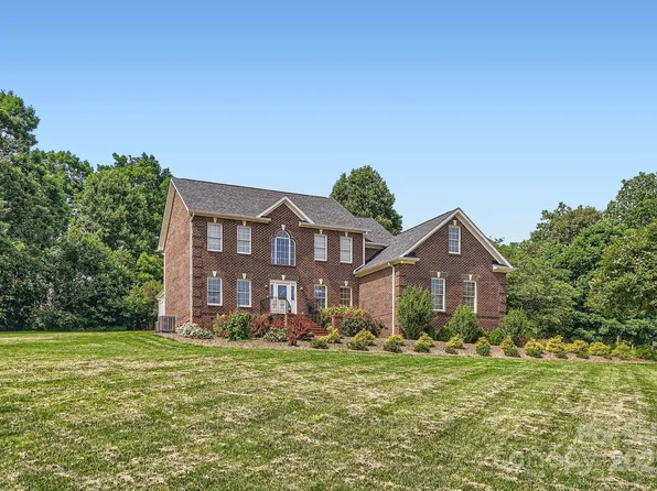 1185 Willow Creek Dr, Newton, NC 28658