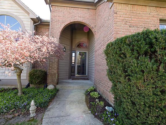 2nd image of 450 Allanhurst Ave