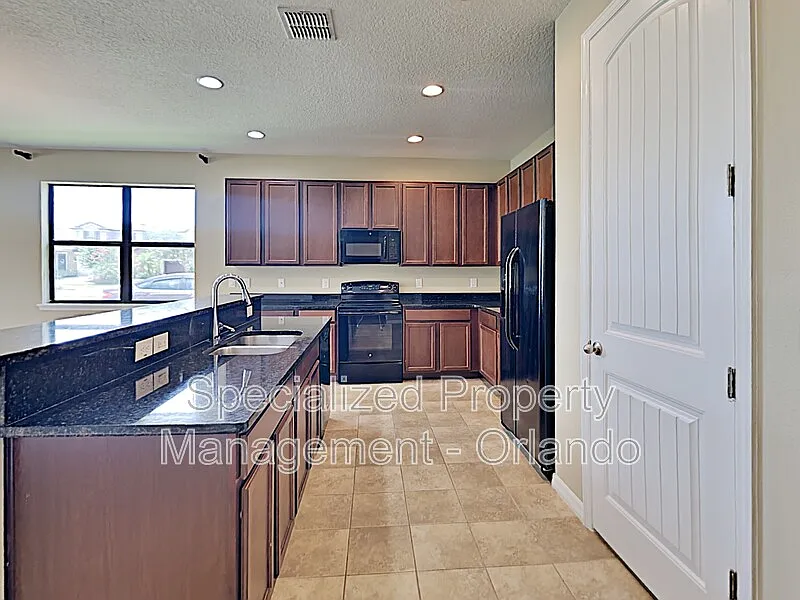 4 bed, 2.0 bath, 2074 sqft, $2,799 — Photo 3