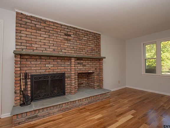 4th image of 10 Pinecrest Dr