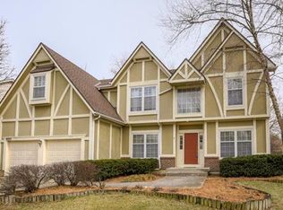 8203 Schweiger Dr, Lenexa, KS 66219