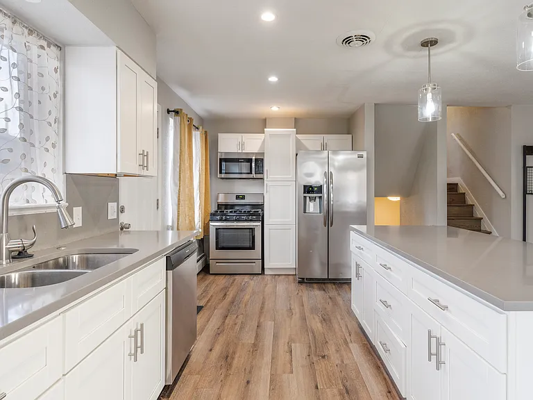2224 Kenton St — Photo 3