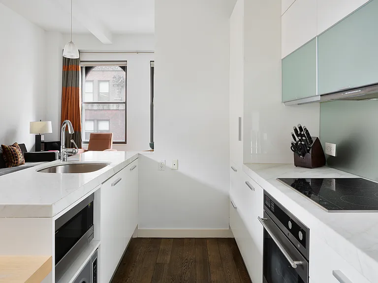 11 E 36th St #802 — Photo 4