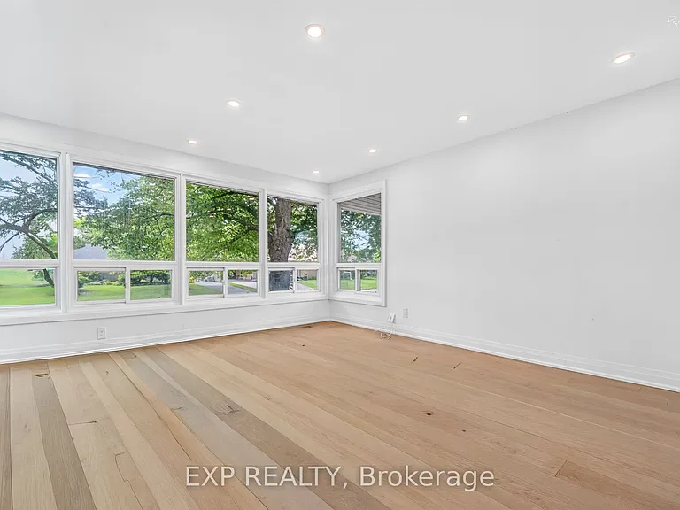 39 Treadgold Cres — Photo 3