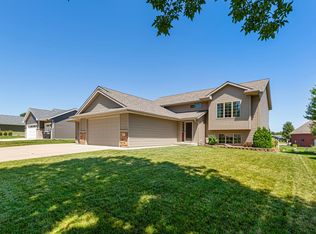 228 Creekside Dr, Eagle Lake, MN 56024