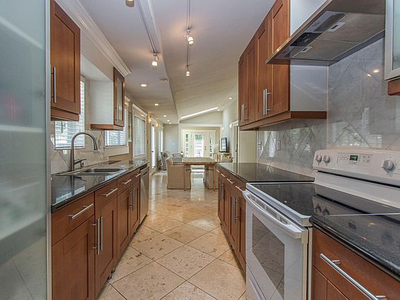 Kitchen (with tenant furniture)