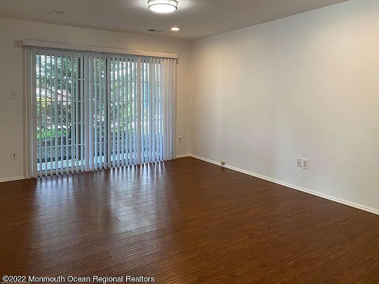 407 Hampton Ct — Photo 5