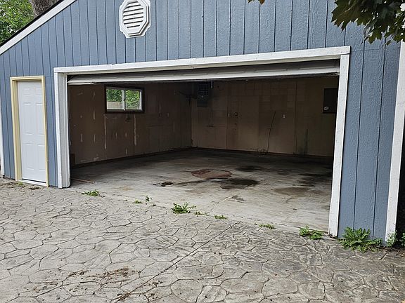 (2) Car garage w/Electricity