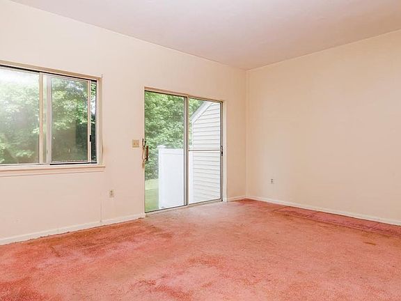4th image of 19 Gaslight Ln #19
