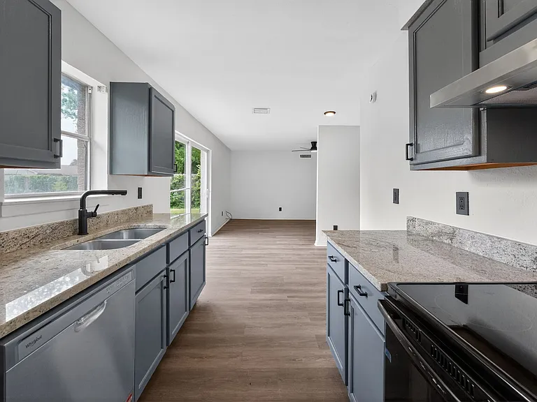 302 Independence Dr — Photo 15