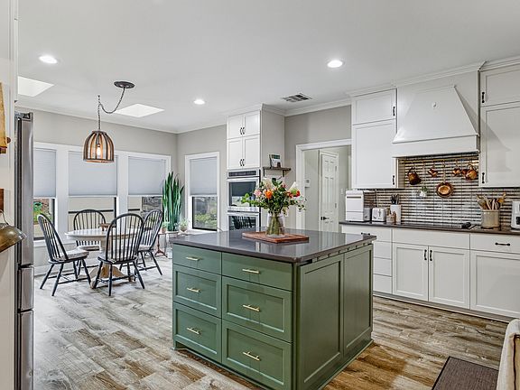 3rd image of 121 Wendy Ln