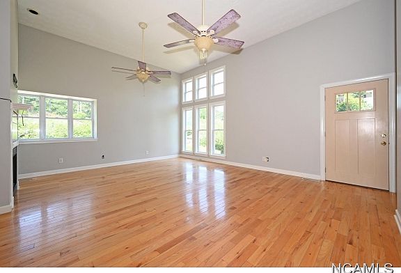 3rd image of 712 Saundra Ln NE