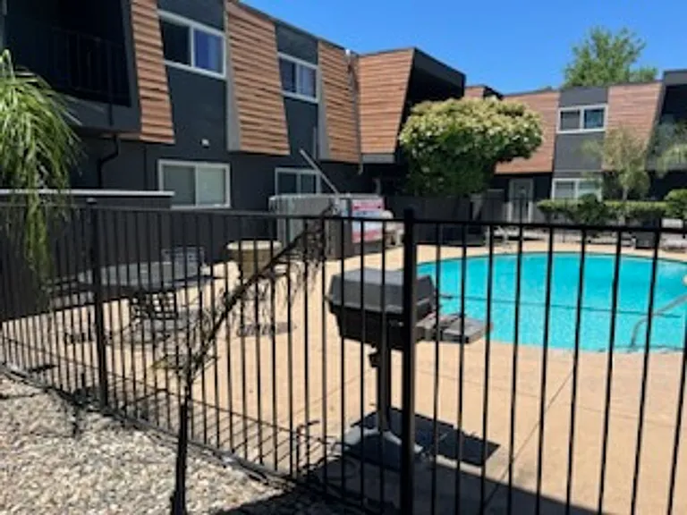 3100 Jersey Way — Photo 13