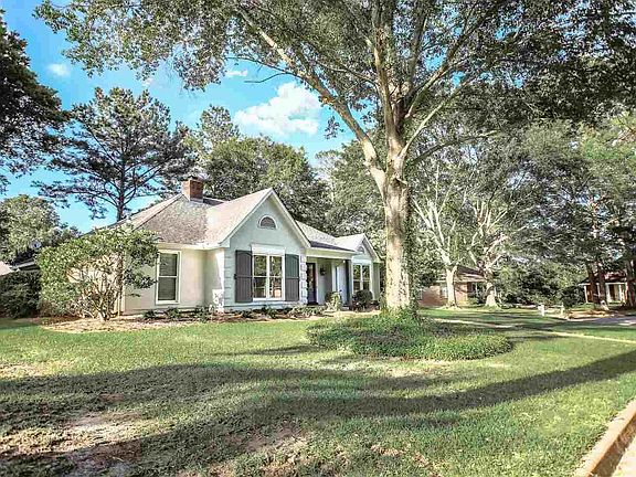 4th image of 555 Dogwood Ln