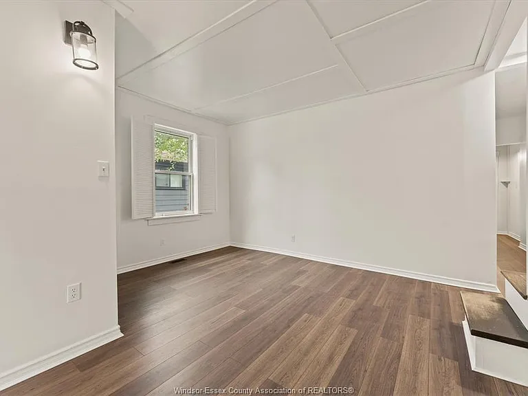 1533 Alexis Rd — Photo 6