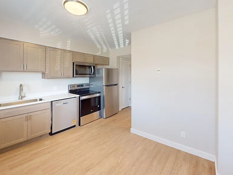 1515 W Kirby Ave — Photo 5
